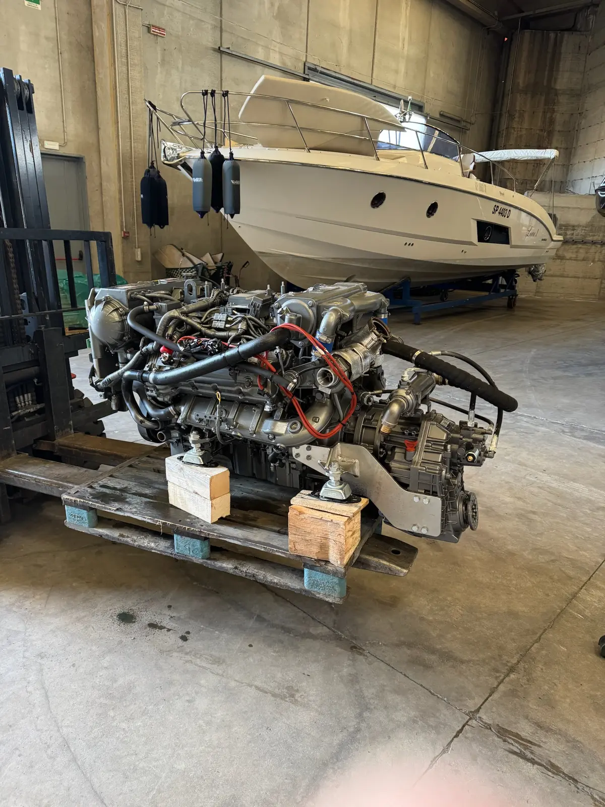 Motore marino in revisione nell’officina DC-Service